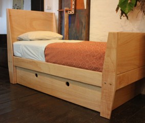 Child's bed with storage in plywood Custom child's bed with storage in plywood